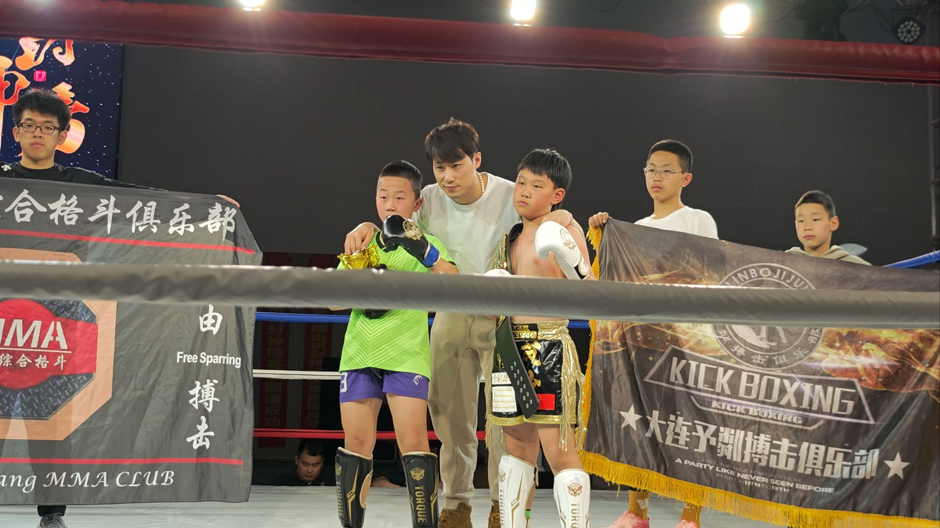 拳击巡回赛上演强强对话，北城霹雳队淘汰对手钱塘天虎队，战术调整见效；韧性比赛的样板的简单介绍