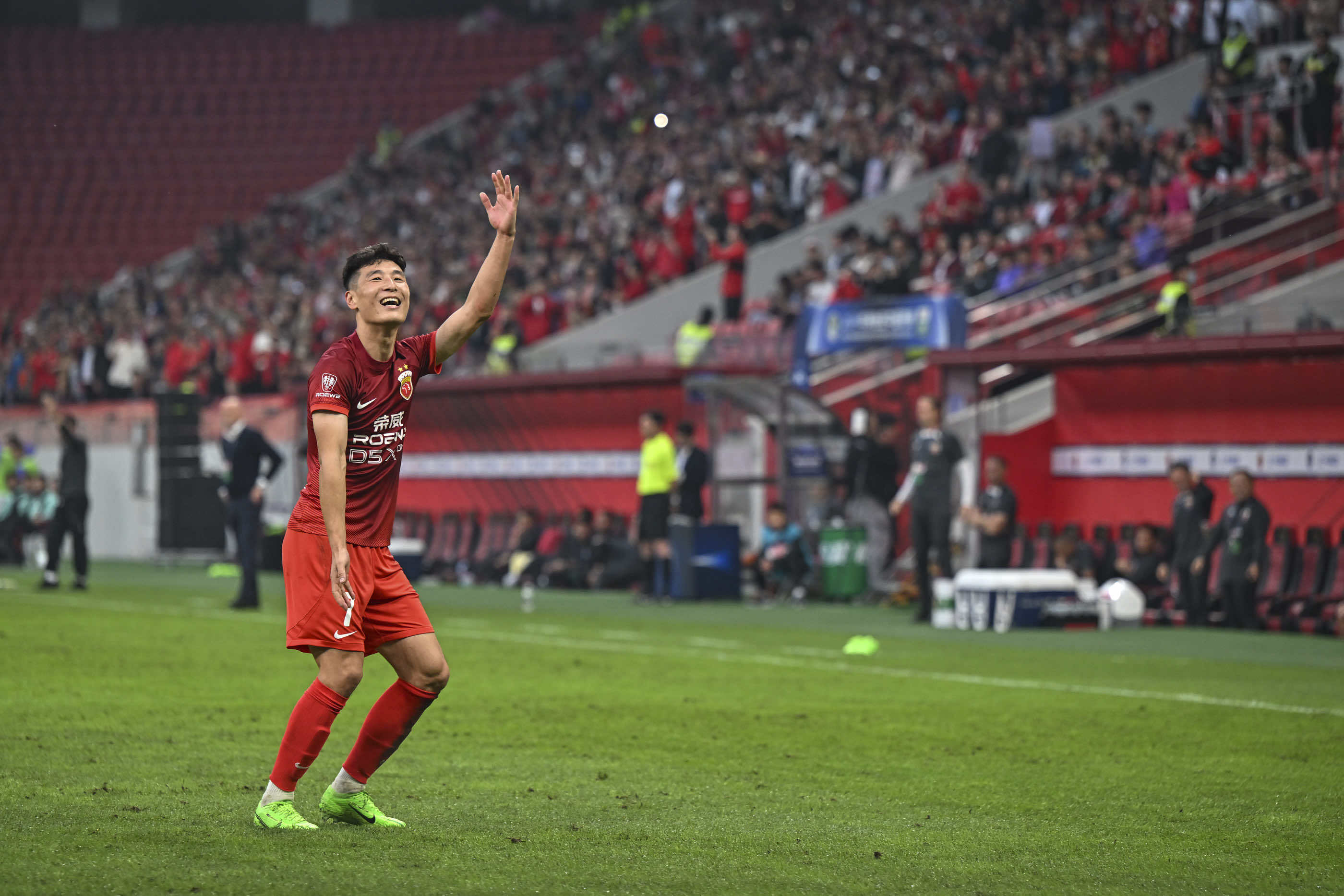 包含国王杯倒计时,上海海港国际比赛日复出首秀,细节引发关注,气氛紧张,临场指挥获称赞的词条 包含国王杯倒计时,上海海港国际比赛日复出首秀,细节引发关注,气氛紧张,临场指挥获称赞的词条