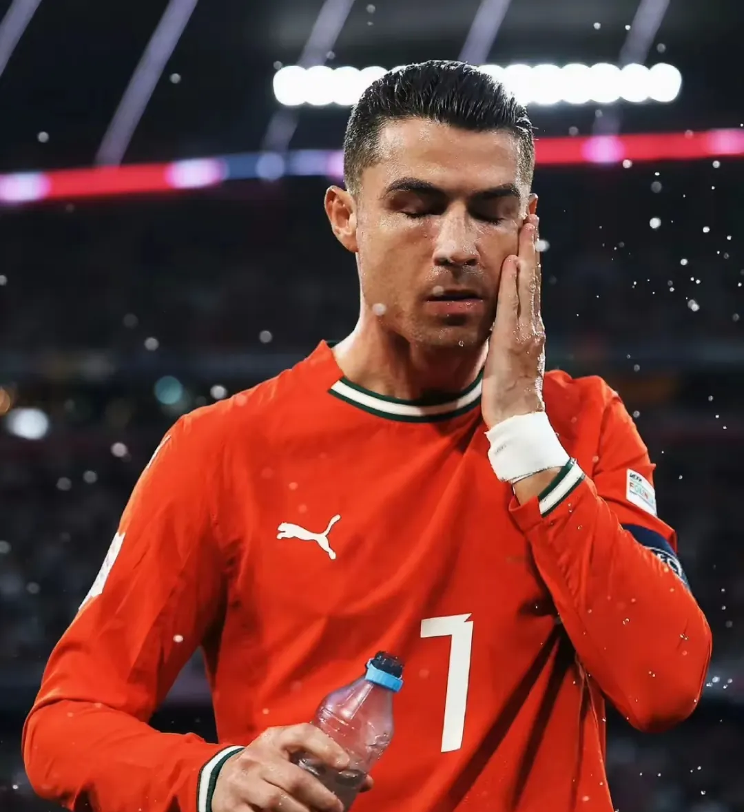 包含葡萄牙体育训练开放日，转会期官宣签约引欢呼，法国杯在即，身体对抗强度拉满的词条