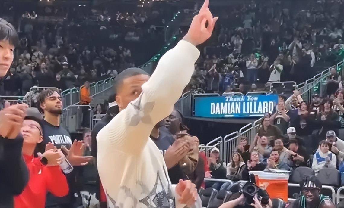 密尔沃基雄鹿发布备战花絮;转会期止住颓势;欧篮联任务艰巨;球队文化再被提及的简单介绍 密尔沃基雄鹿发布备战花絮;转会期止住颓势;欧篮联任务艰巨;球队文化再被提及的简单介绍