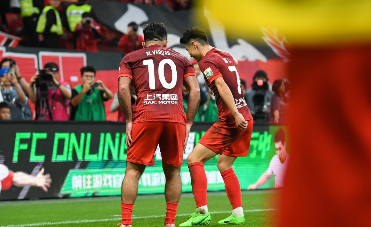 爱游戏登录 -关于赛地聚焦：亚冠集结日热度飙升；埃因霍温临场应变；赛场秩序良好；资深球员宣示担当的信息